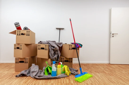 Intérieur d'appartement vide avec cartons de déménagement empilés contre mur blanc