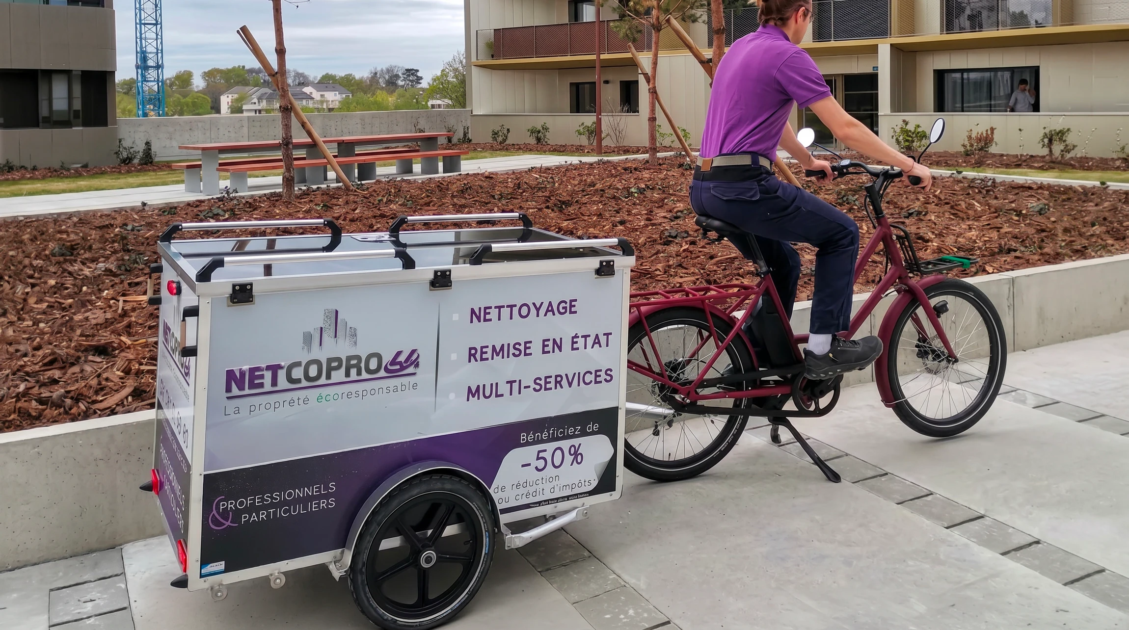 Rangée de vélos en libre-service alignés dans une station urbaine extérieure