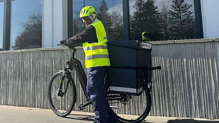Rangée de vélos en libre-service alignés dans une station urbaine extérieure